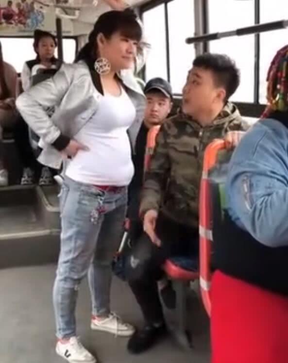 女生挺大肚子坐公交,男子主动让座,没想到两人吵起来了