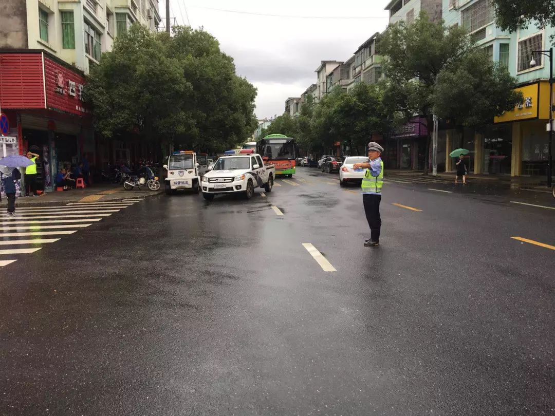 万安多地段道路受阻,交警及时出手