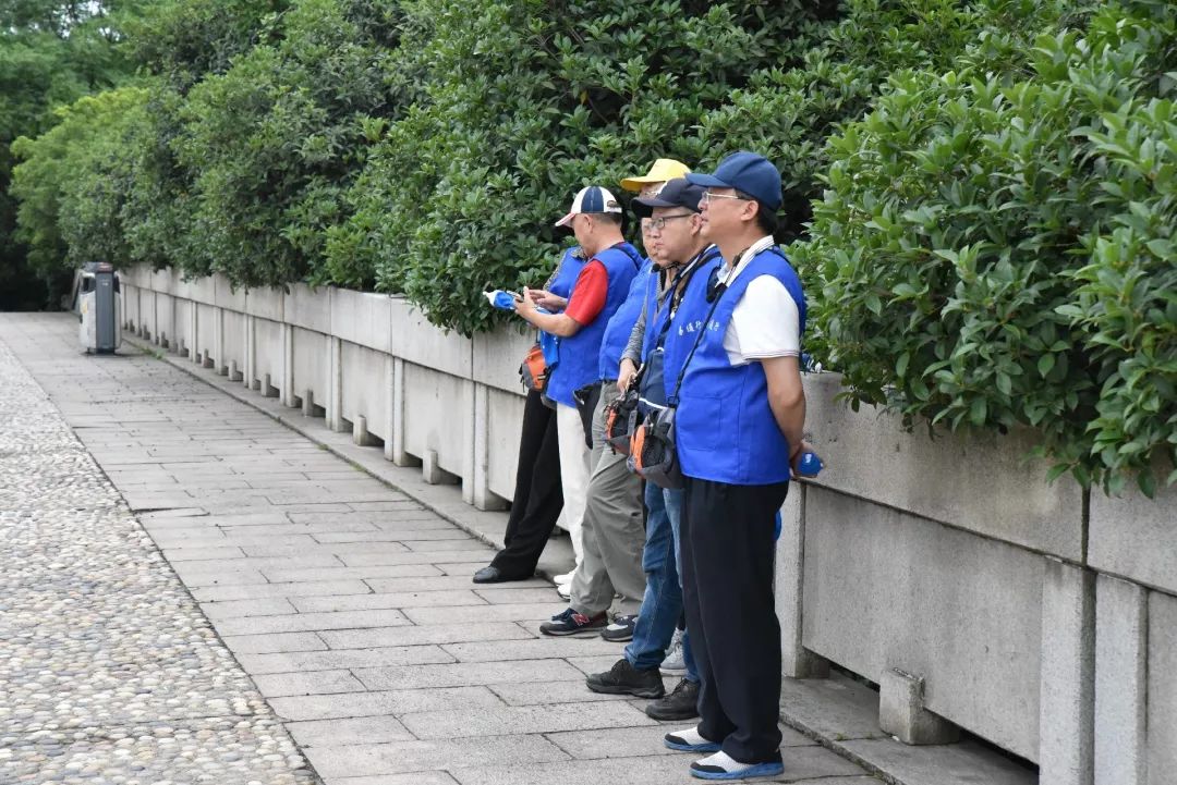 田修齐主持仪式,黎子承与徐睿作为学生代表敬献花圈,高一全体师生默哀