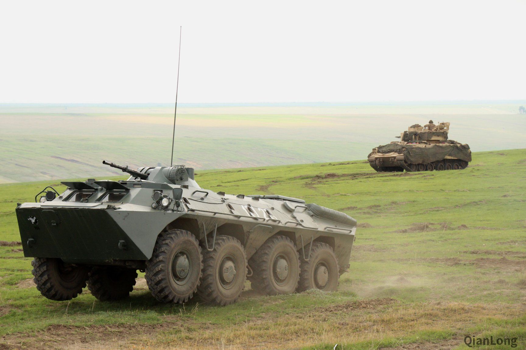 在罗马尼亚境内演习美罗两军 罗马尼亚老坦克又出来遛了一遭