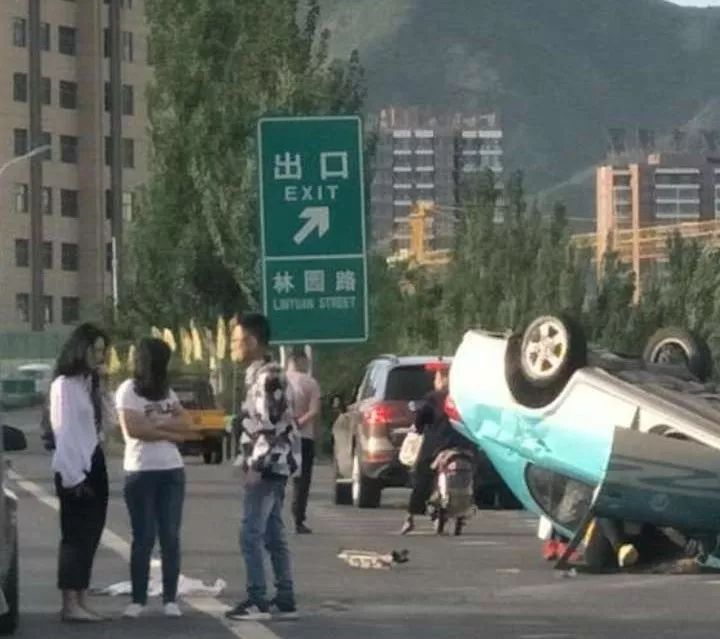 突发张家口东环发生一起交通事故一出租车