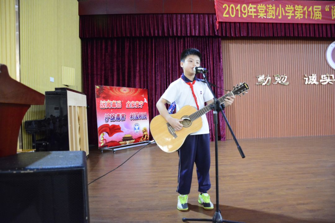 邱雨晴同学朗诵诗经《蒹葭》并带来竹笛演奏表演彭伟杏老师与学生表演