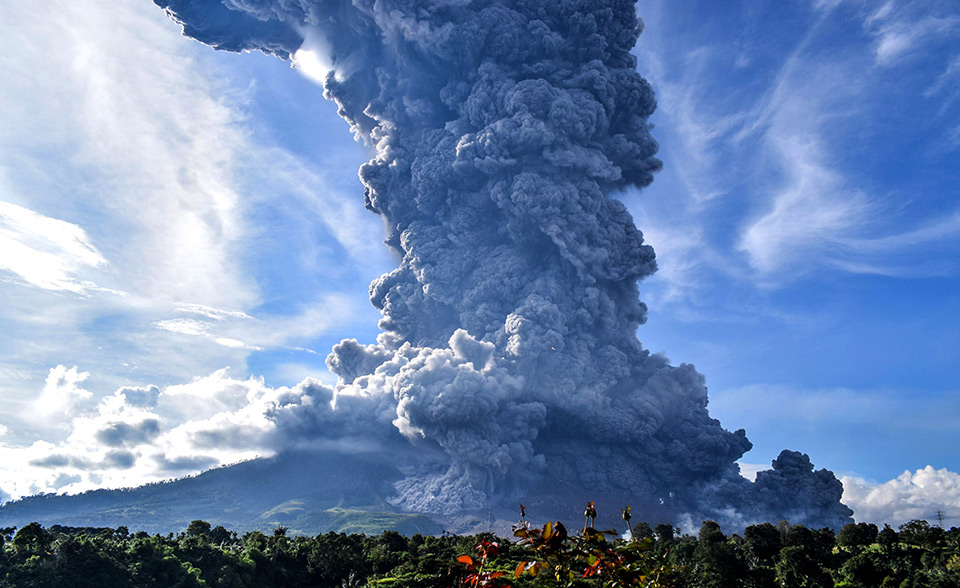 印尼锡纳朋火山喷发浓烟滚滚 火山灰高达7000米