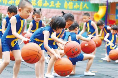                     8岁男童身高超过2米，打破吉尼斯纪录，看到孩子父母后，无法淡定