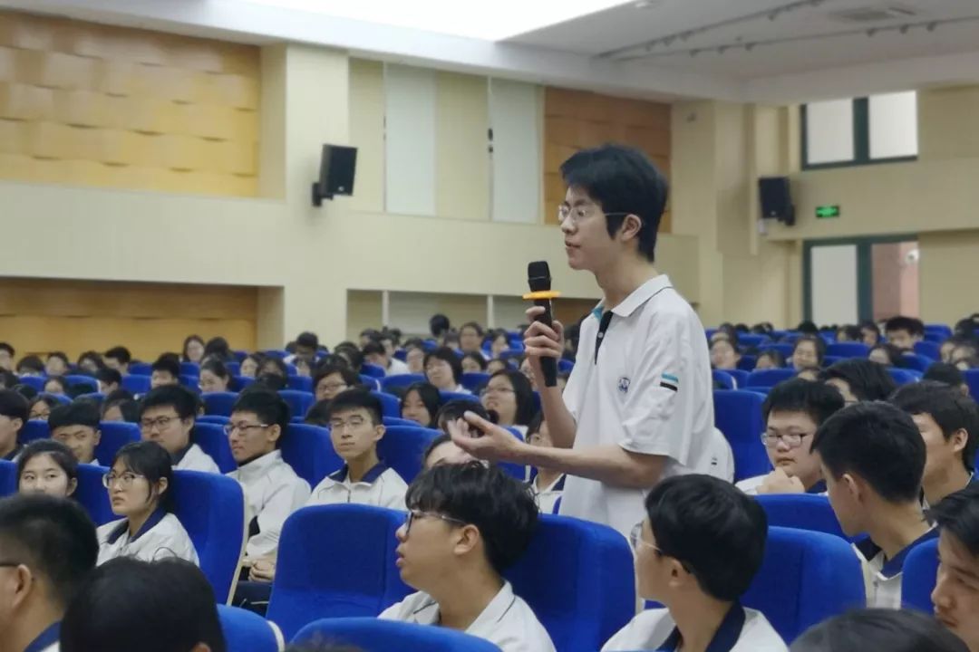 科普校园行中科院沈学础院士对话华理科高学子科学是很美的