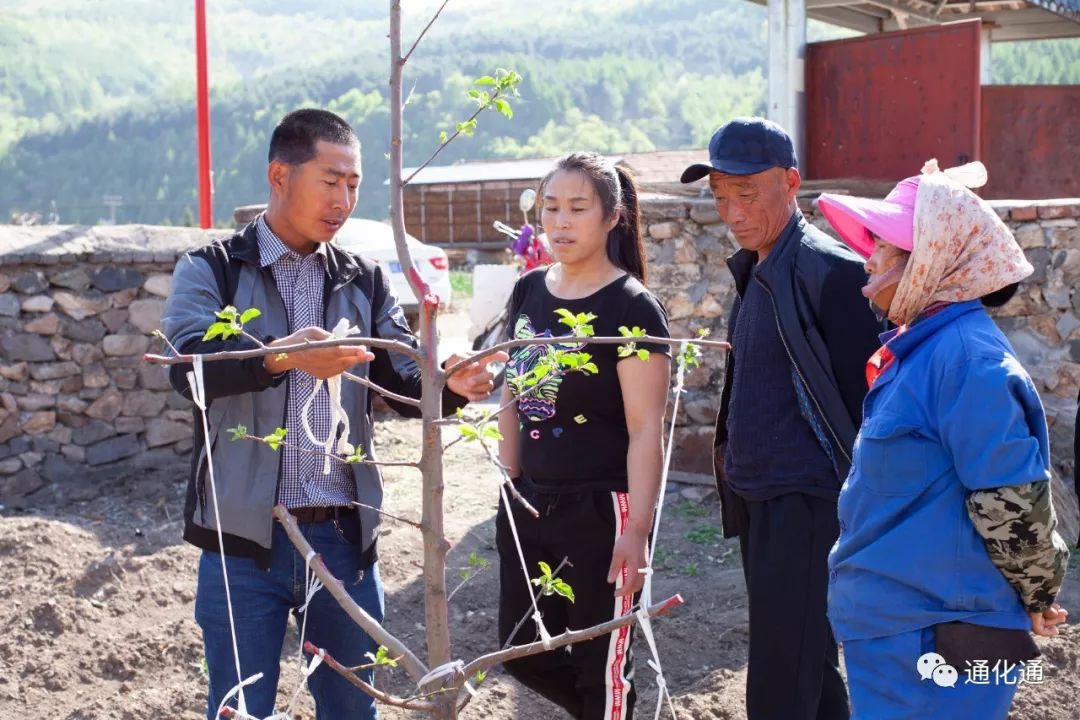 5月14日下午,房利军应通化县果松镇人民政府的邀请,为东胜村村民讲解