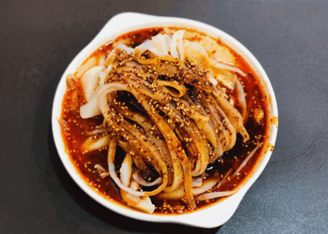 西安的夏天,都是靠凉皮来续命!_擀面皮