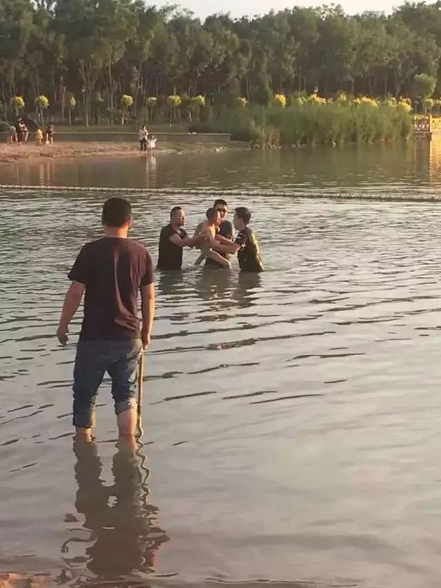【正气】路遇小孩溺水,宁医大总院外科医生奋不顾身跳进水中
