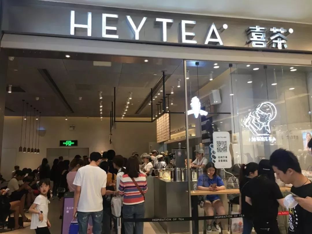 喜茶的店面类型大多为100平米以上的店铺,选址多在购物中心或写字楼.