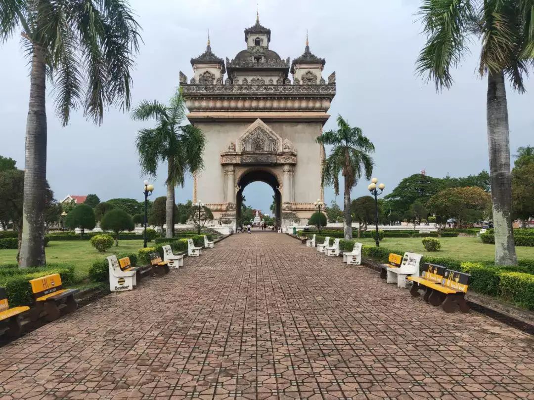 老挝是一个典型的农业国家,工业和市政基础设施建设都非常薄弱.