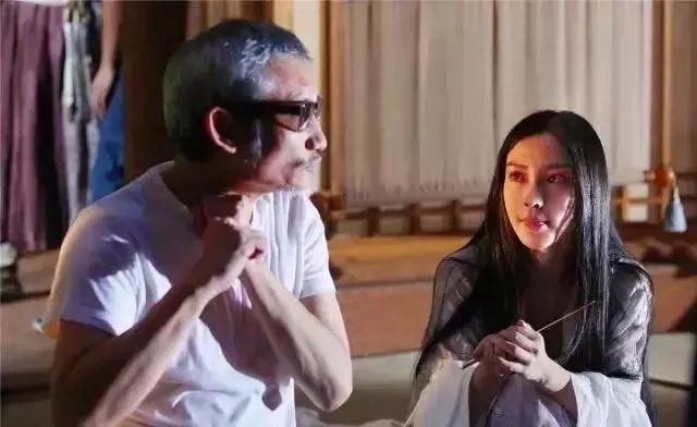 像这种比较撩人的姿势,徐克导演也是亲身示范,让baby照着做,该电影