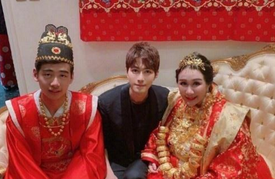 何超盈结婚,嫁妆堆积如山超6亿,都不如四太脖子上的一串项链