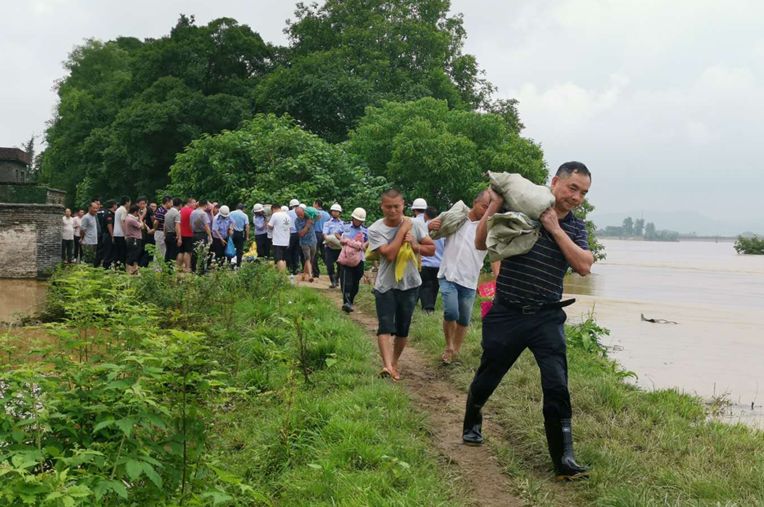 吉安市各县人口_大雨滂沱,他们把你抱在怀中