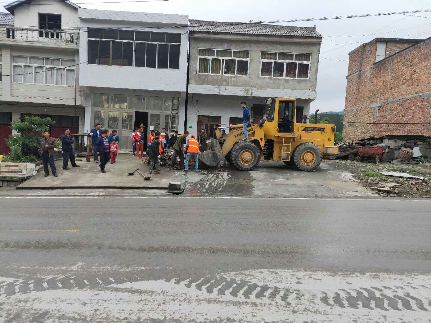 抓环境卫生整治促生态美人富裕普宜建设