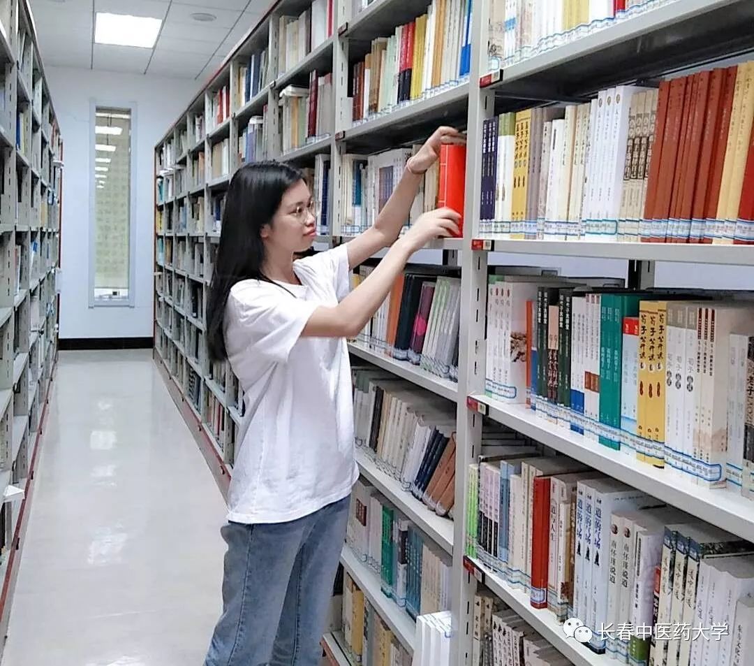 岑天花  工作岗位: 图书馆学生管理员