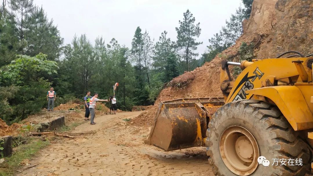 万安枫林至宝山路段出现20多处边坡坍塌和山体滑坡