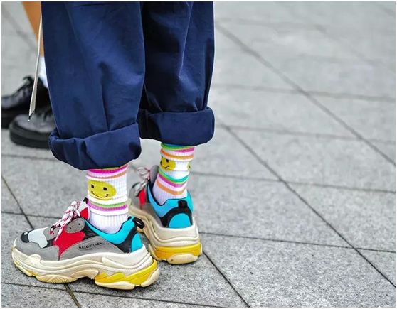 同款鞋子不同颜色各一双混搭穿 37a348a14de844519554cda33def66aa.jpeg