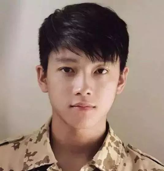 自己怎么剪碎刘海视频 4ac3ef2fb2e14a27ac1e0561b6fb7f96.jpeg