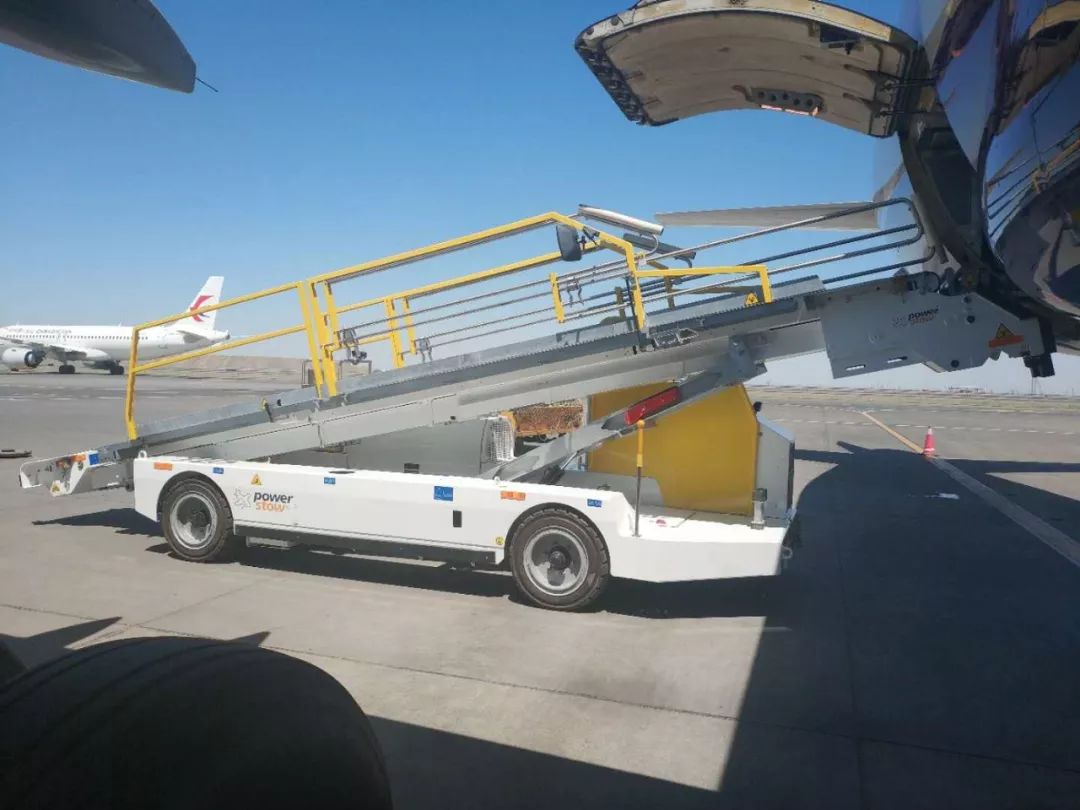 地勤业务部引进rollertrack设备伸缩滚动带行李传送车助力阳光行李