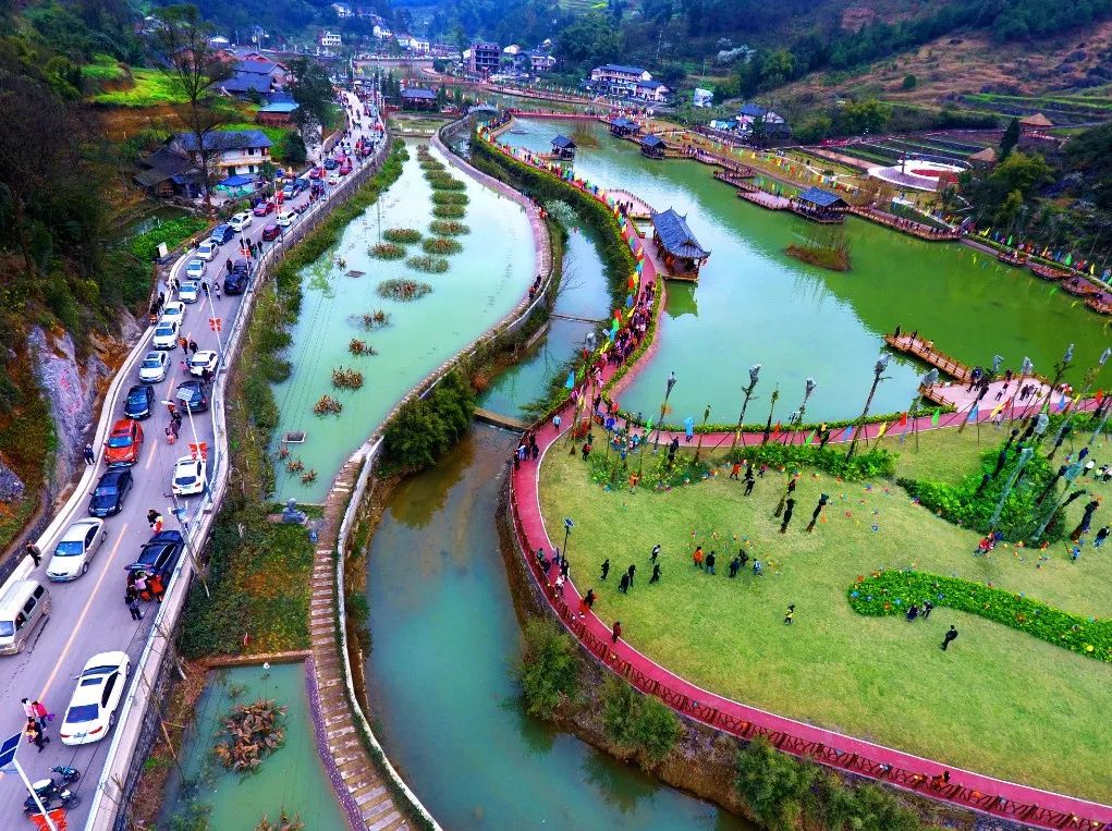 完美蝶变后的凉风村如今是游客乡村旅游的必到打卡点