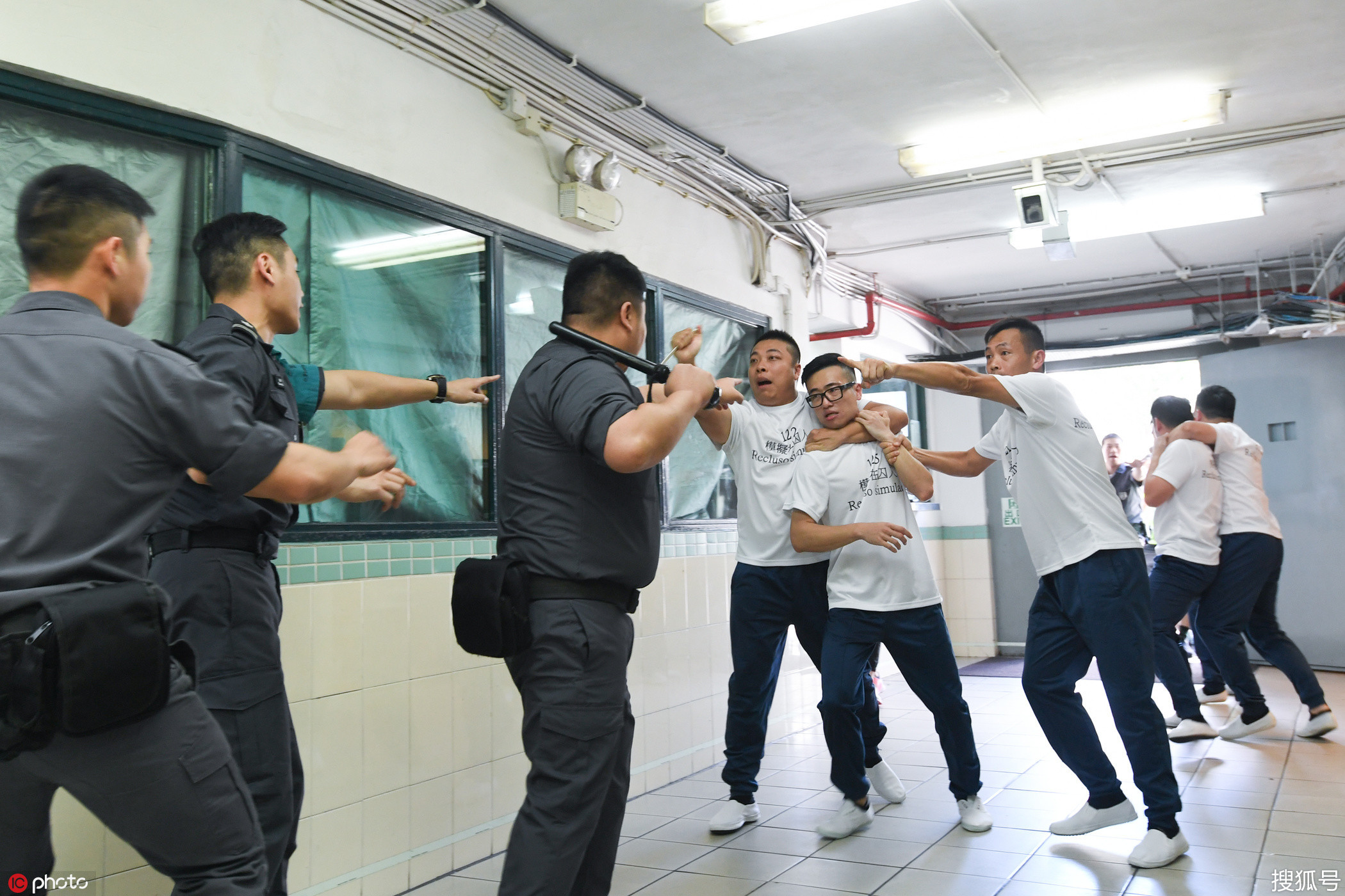 澳门警察总局举行应对监狱暴动大型演练 场面逼真