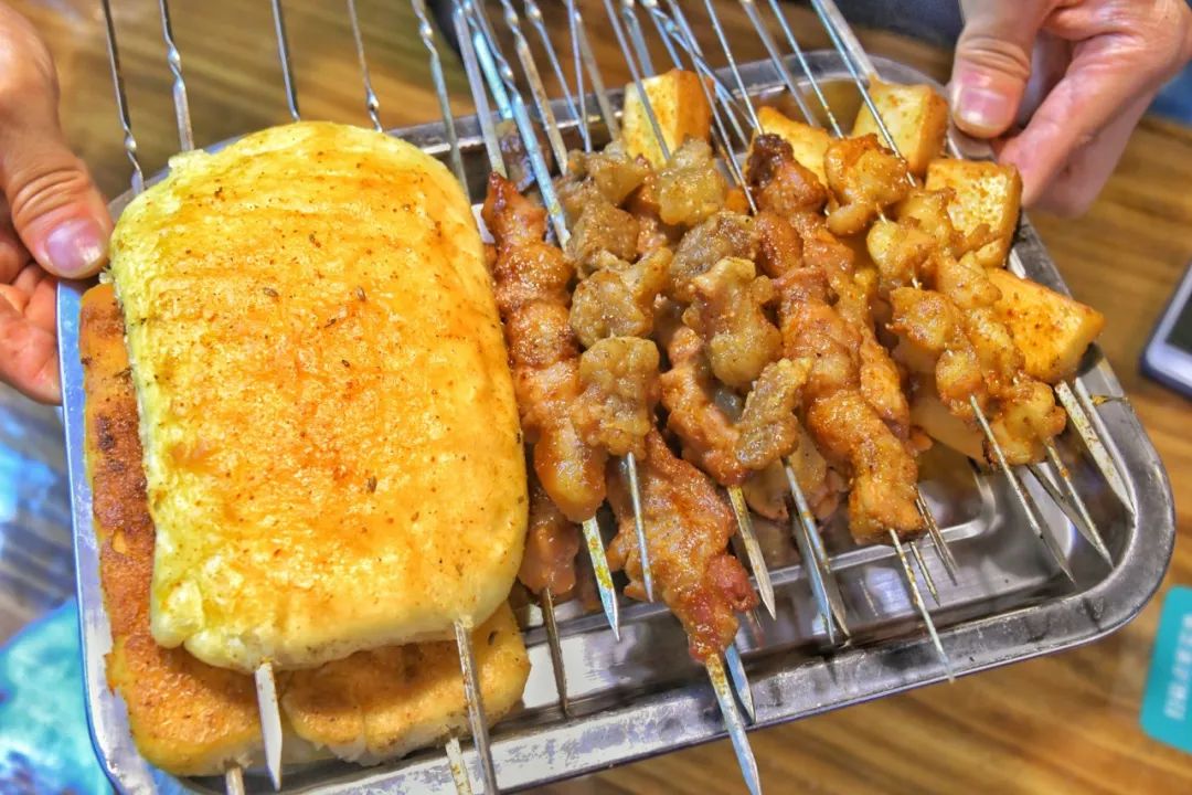 点评5星好评烧烤店，29.9元吃！〓烤猪肉〓果然全部采用炭烤，这样烤出来