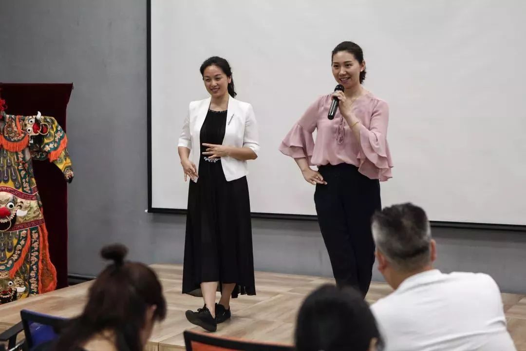 青年演员马娜展示京剧台步和身段