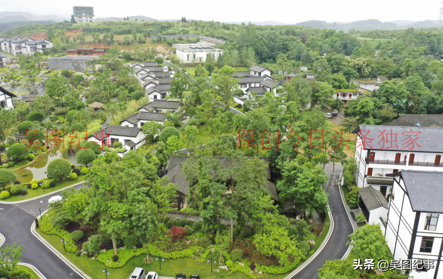 1 12 2019年6月11日,在贵州省瓮安县城郊草塘镇拍摄的瓮安花间池温泉