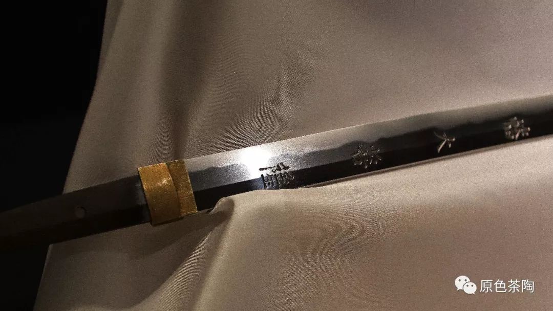 作为艺术品,日本刀有其独到之处,刀身美妙的曲线,直刃乱刃等到刀纹,及
