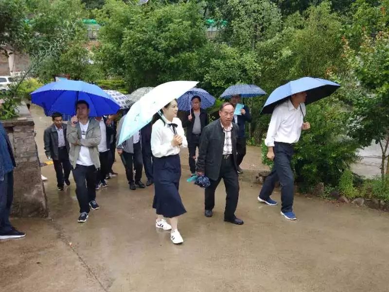 6月11日,陇南市委副秘书长魏定带领西和县西高山乡考察团一行来望关镇