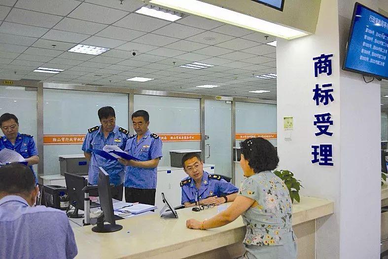 要闻速览央媒专访鞍山传奇老人余新元鞍山台安法院公开审理一起涉恶
