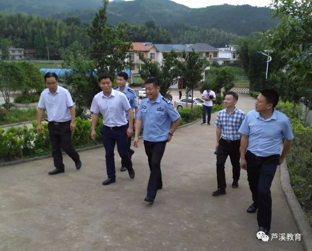县政府副县长公安局长晏超在张佳坊学校检查校园安全工作