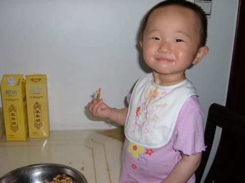                     忠告：孩子入睡前，宁可饿着也比吃这4种食物强，容易积食不长个