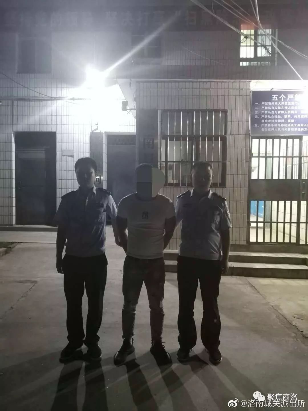 沪陕高速西商段蓝田至玉山之间道路恢复正常通行在发廊捅人的在逃人员