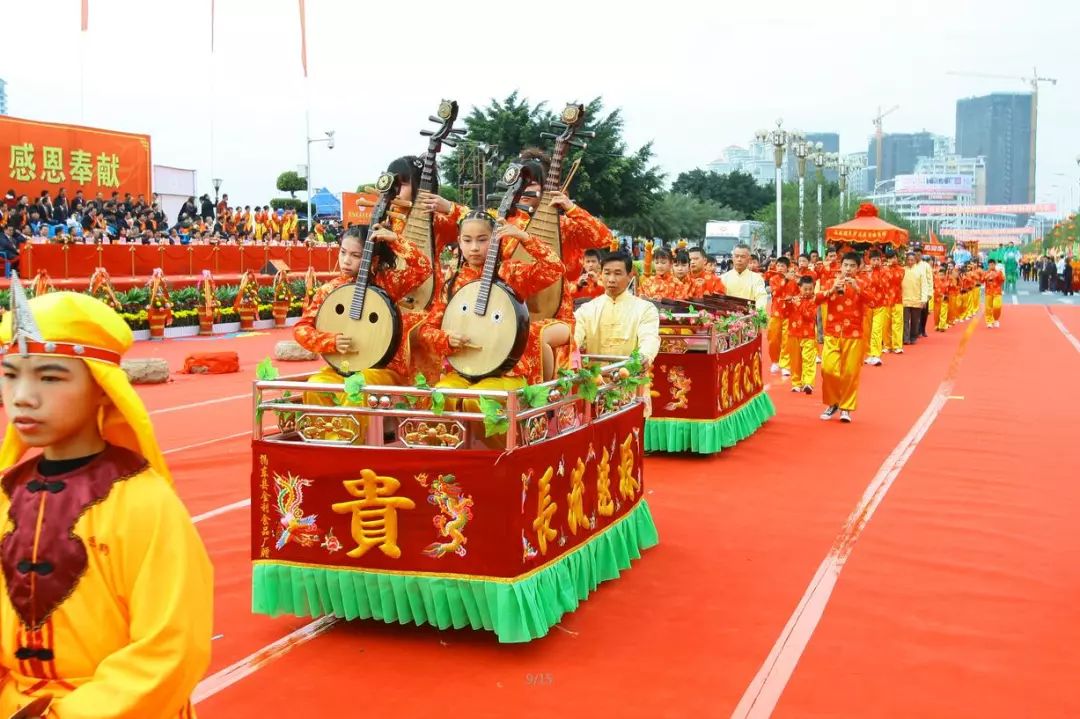 非遗展示移动的民间艺术舞台锣鼓标旗队巡游