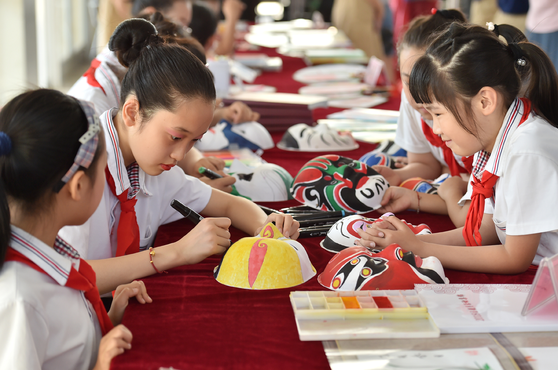 6月11日,在石家庄市青少年宫,裕华西路小学的学生在画戏曲脸谱.