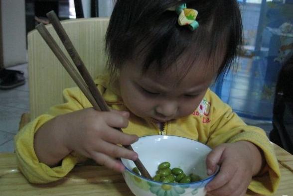                     忠告：孩子入睡前，宁可饿着也比吃这4种食物强，容易积食不长个