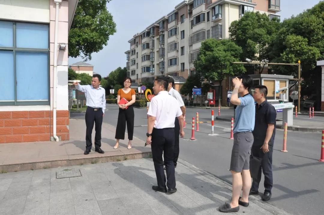 街道党工委书记夏爱军一行检查辖区内扫黑除恶专项斗争宣传工作开展