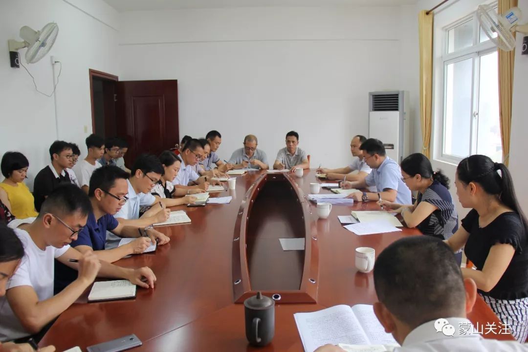 【脱贫攻坚】县委副书记韦贤康到县扶贫办调研脱贫攻坚工作_冯宗利