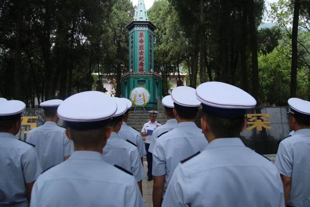 6月7日,凉山森林消防支队驻西昌全体指战员前往西昌市烈士陵园,开展"