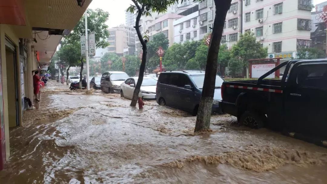 龙川县城人口_广东河源普降暴雨 消防人员现场救援