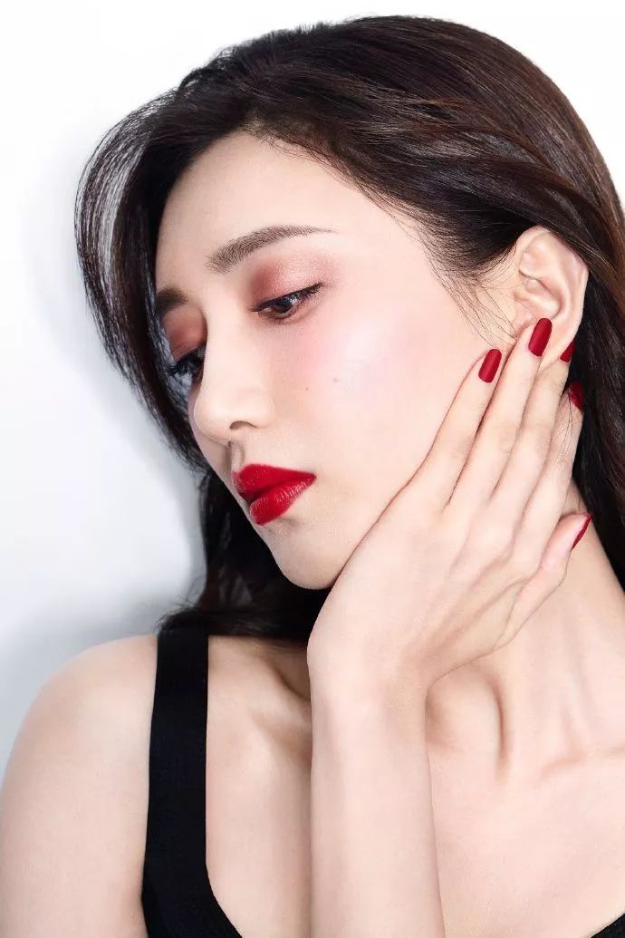 爱美是女生的天性 打开抖音 铺天盖地的美妆博主袭来 没有一点点防备