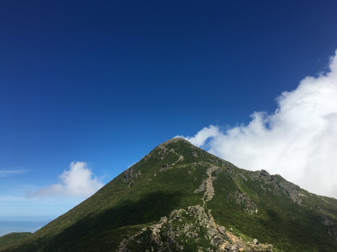 北海道以南 本州以北的轻津海峡 从岩木山望去 时空仿佛倒流 山顶