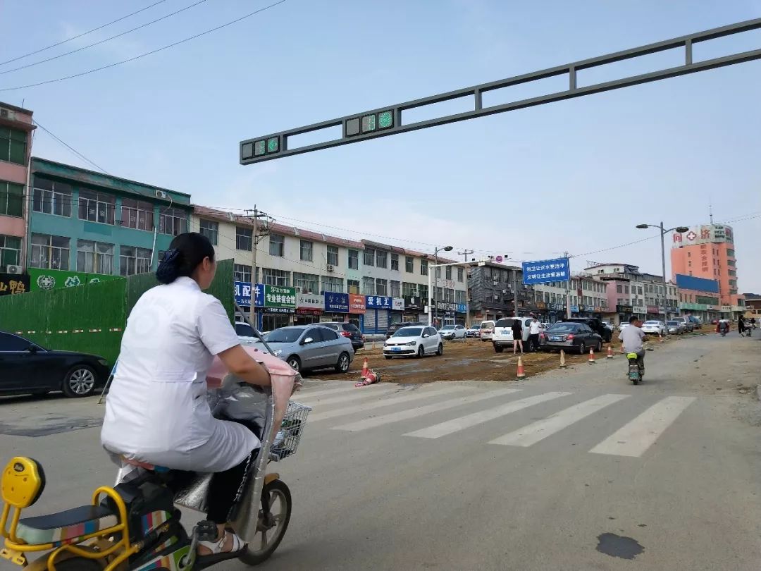 从中心街往长安路一段,路两边开始硬化,有工程车和工人正在浇灌水泥