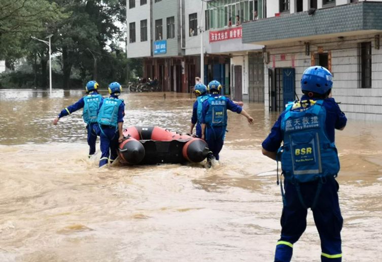 吉安市各县人口_大雨滂沱,他们把你抱在怀中