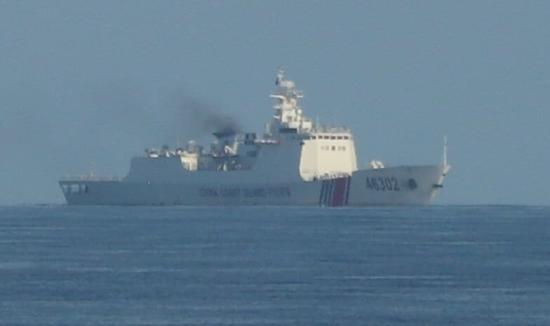 中国056A护卫舰在黄岩岛与菲海警船近距