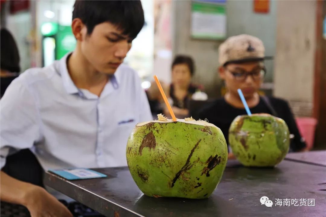 加上椰子水天然健康又好喝喝完还能叫阿爹或阿vo帮你砍开吃椰子肉嫩