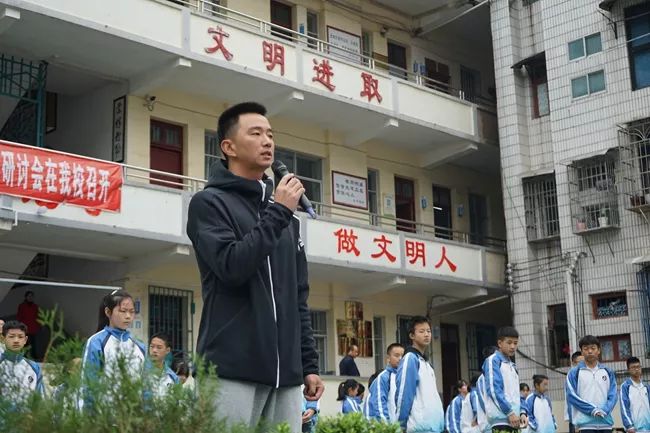 支教之路镇远二中来了个神奇的西湖体育老师