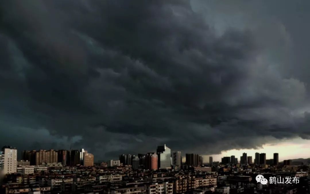 扩散八级以上雷雨大风突袭鹤山白昼如黑夜疯狂倒水模式将持续到