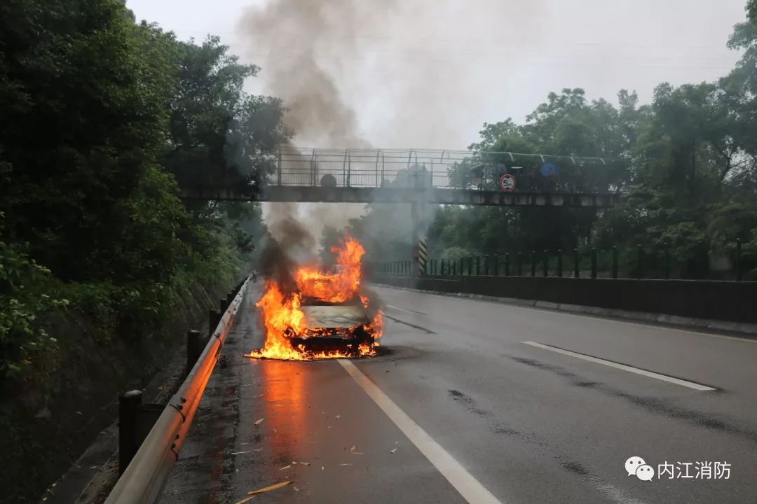 成渝高速路段小轿车起火,内江消防紧急扑救